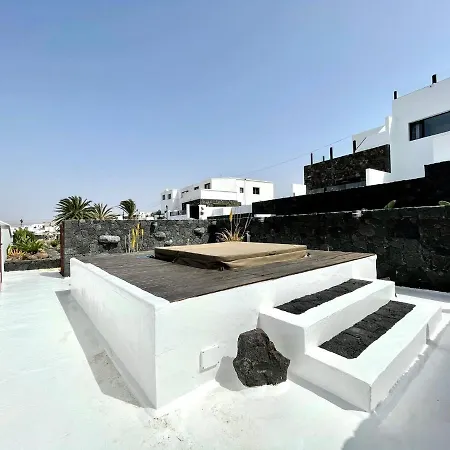 Villa 7 Con Piscina, Jacuzzi Y Barbacoa Privada Tinajo