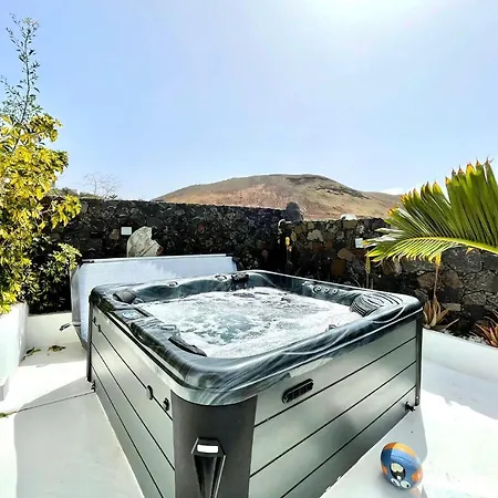 Villa 7 Con Piscina, Jacuzzi Y Barbacoa Privada Tinajo